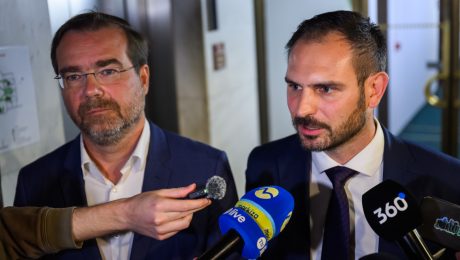 Na snímke poslanci NRSR zľava Marek Krajčí a Rastislav Krátky (obaja Slovensko) sa rozprávajú s médiami po schválení novely Ústavy SR 26. septembra 2025 v Bratislave.