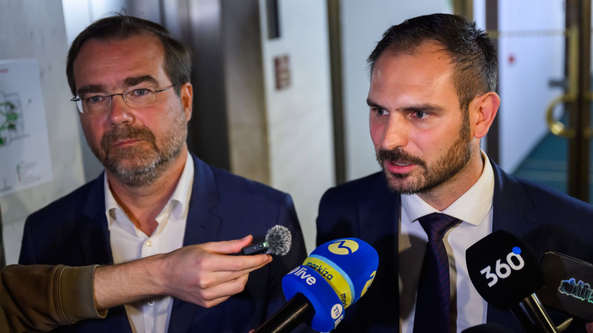 Na snímke poslanci NRSR zľava Marek Krajčí a Rastislav Krátky (obaja Slovensko) sa rozprávajú s médiami po schválení novely Ústavy SR 26. septembra 2025 v Bratislave.