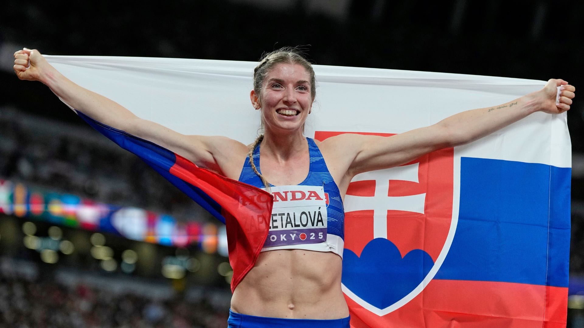 Slovenka Emma Zapletalová pózuje s bronzovou medailou po finále žien na 400 m