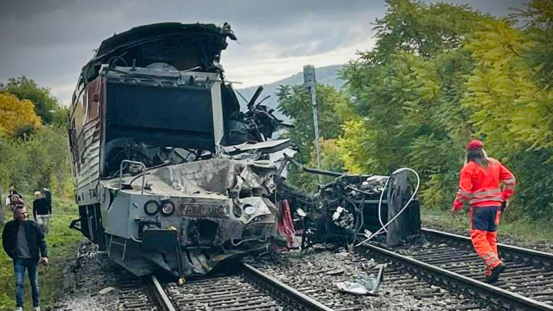 V okrese Rožňava sa zrazili dva vlaky, došlo k zraneniam