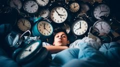 Na snímke muž a budíky (Ilustračné foto)