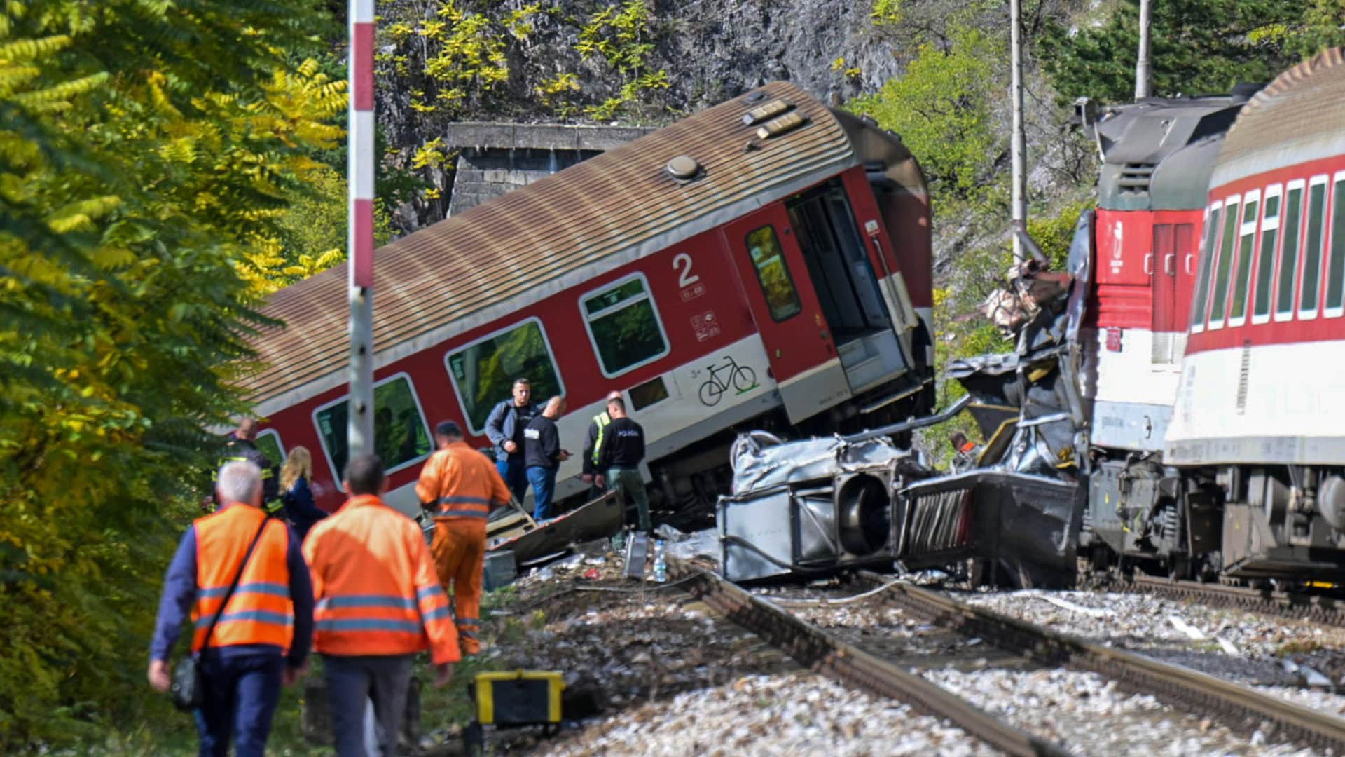 Na snímke príslušníci záchranných zložiek zasahujú po zrážke dvoch rýchlikov, ku ktorej došlo v katastri obce Jablonov nad Turňou v okrese Rožňava v pondelok 13. októbra 2025.