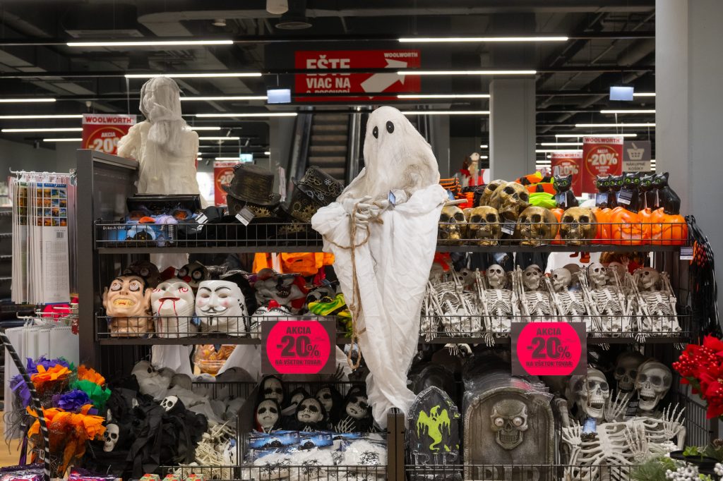 20251015_BA_WOOLWORTH_03w