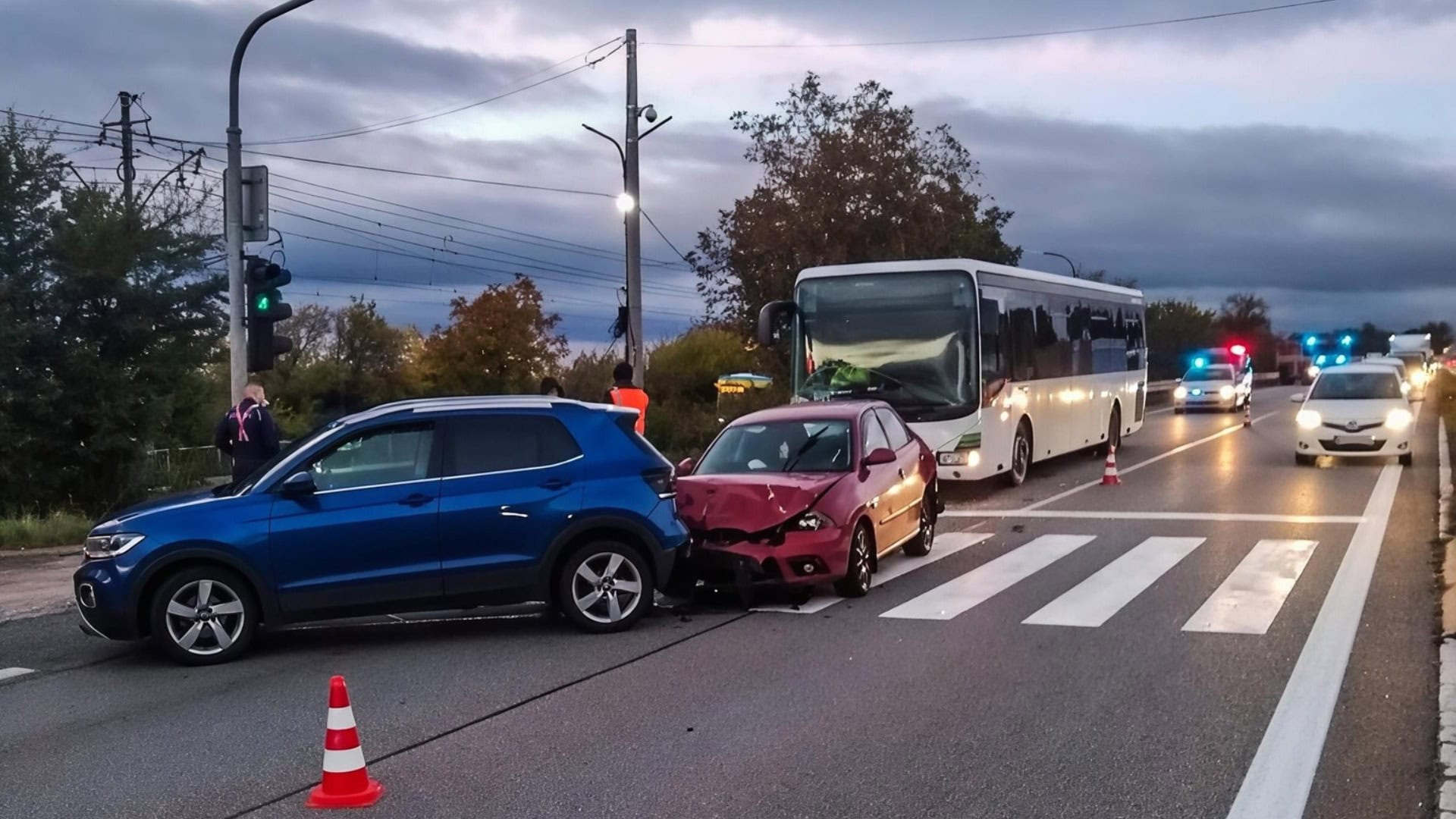 Na Pereši, v smere do mesta, došlo k dopravnej nehode autobusu a dvoch osobných vozidiel