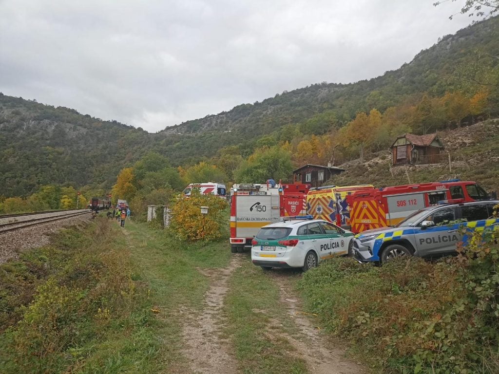 Vlak stojí až za návestím