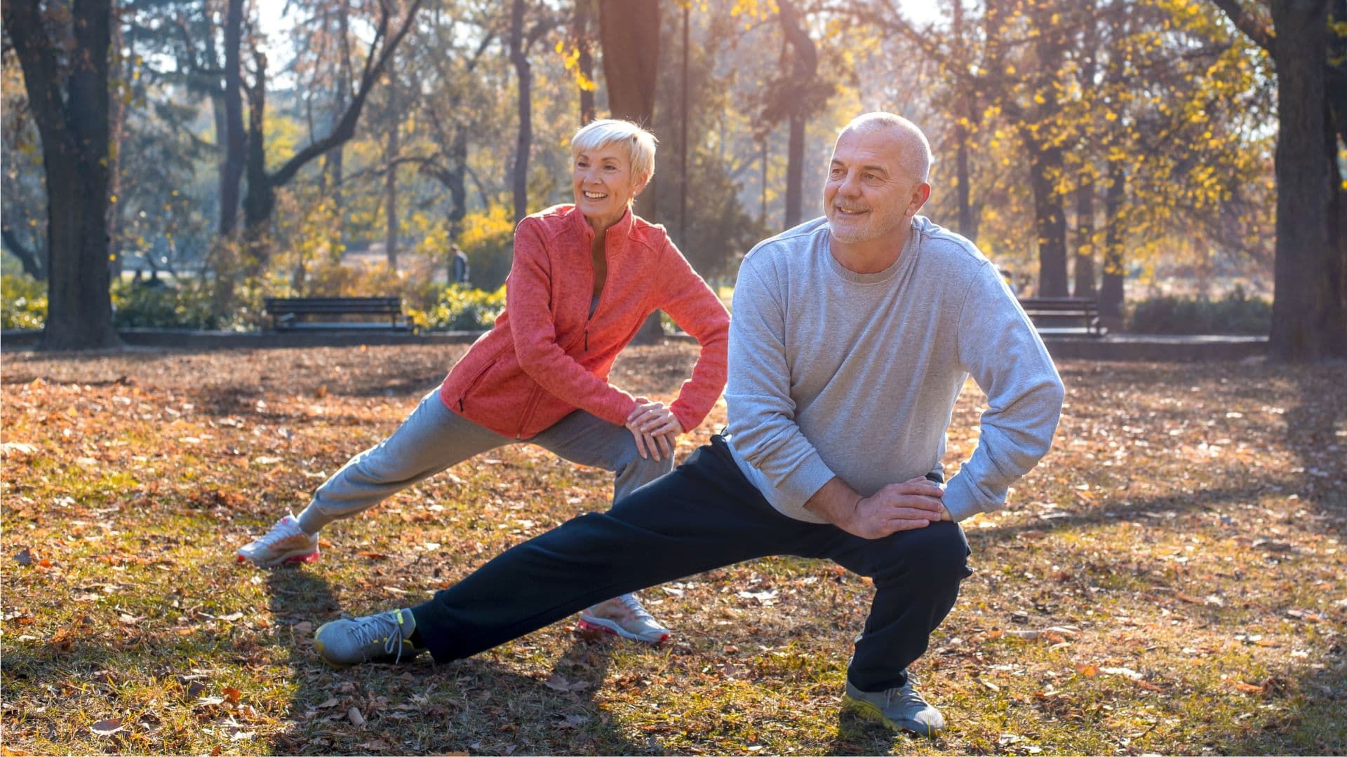 Starší pár cvičí v prírode