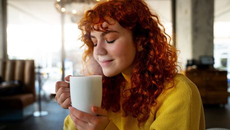 Žena pije zelený čaj