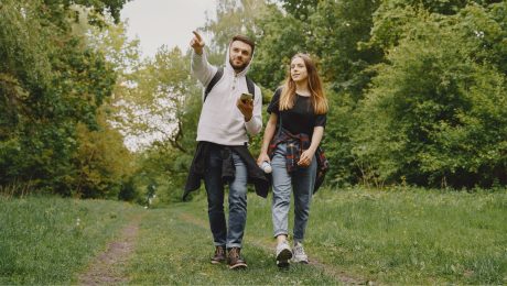 Muž a žena sa prechádzajú, chôdza