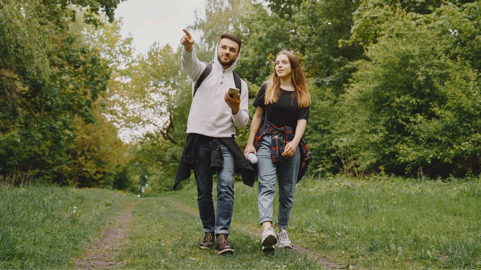 Muž a žena sa prechádzajú, chôdza