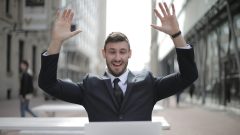 Wall Street v tom má jasno: Ak chceš rýchle výnosy, pozri sa na tieto 3 firmy. Pôsobia aj na slovenskom trhu na snimke je investor, akcie, stastny