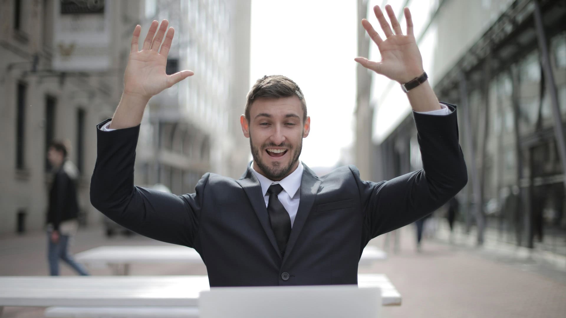 na snimke je investor, akcie, stastny