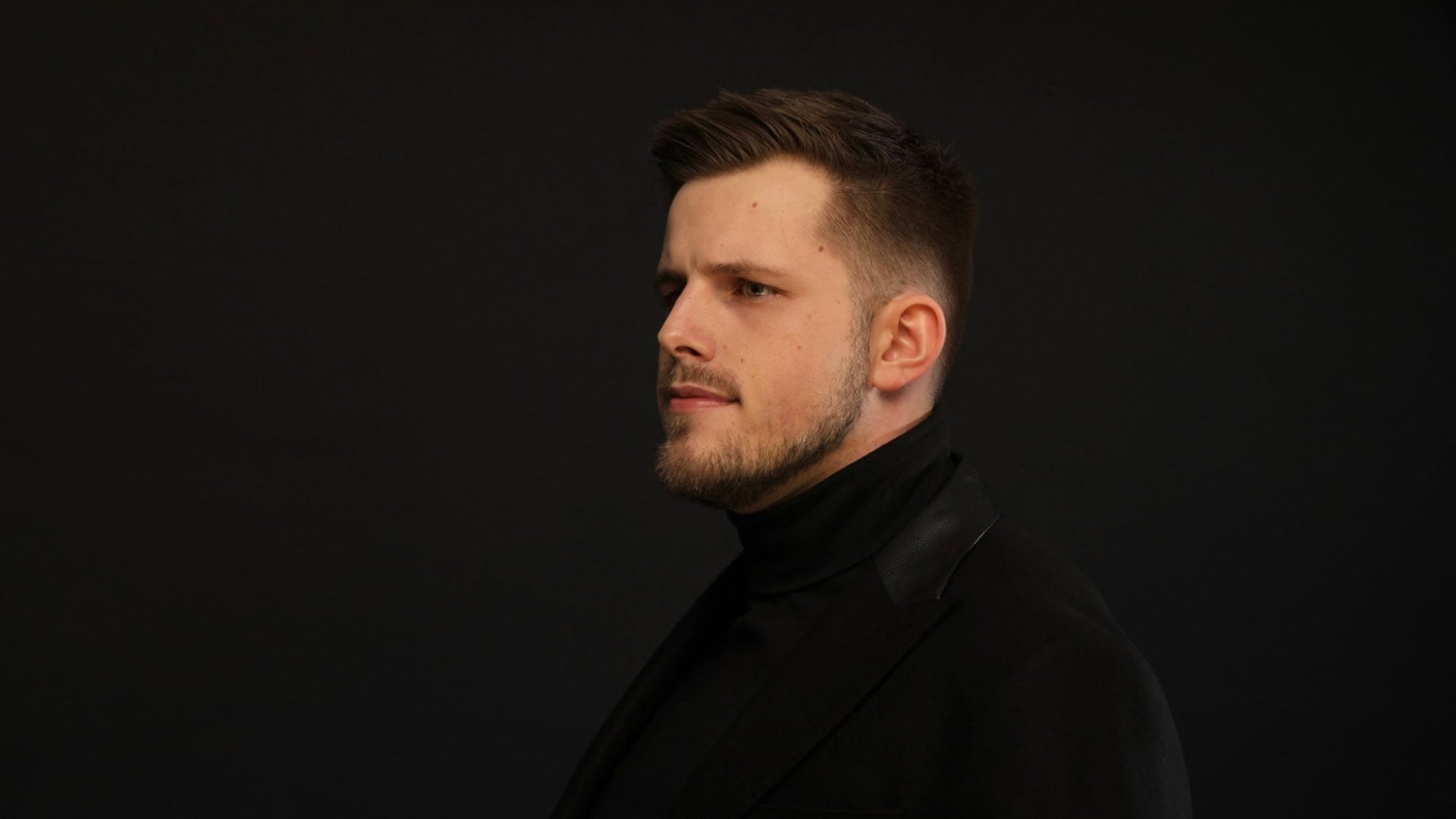 na snimke je ivan jasik, radi ako investovat