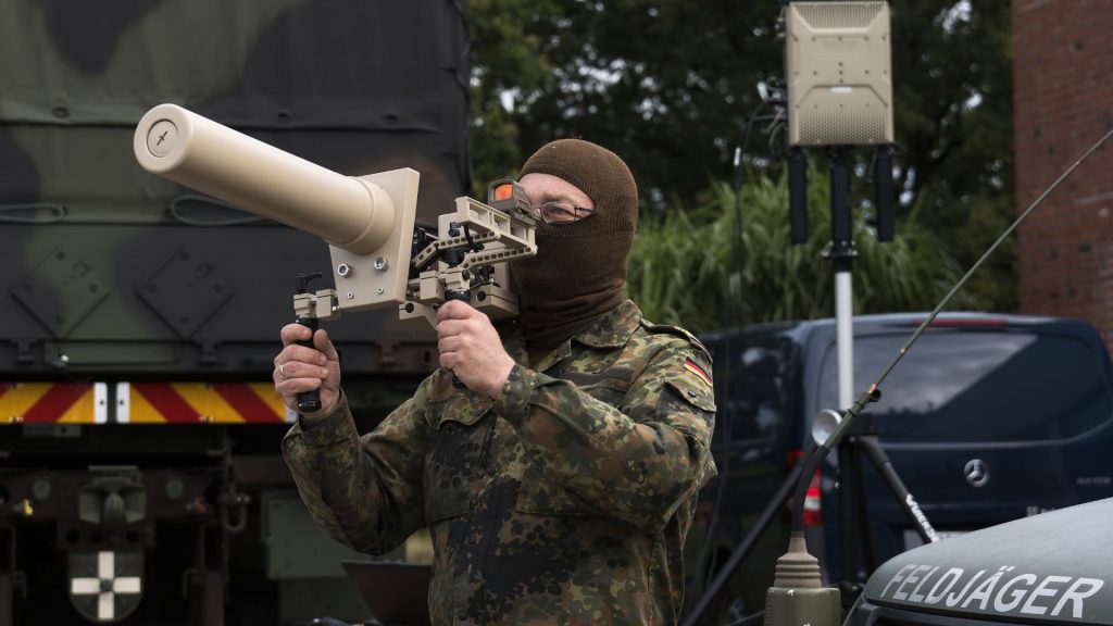 Nemecký policajt predvádza novú policajnú obrannú jednotku proti dronom pri príležitosti Majstrovstiev Európy