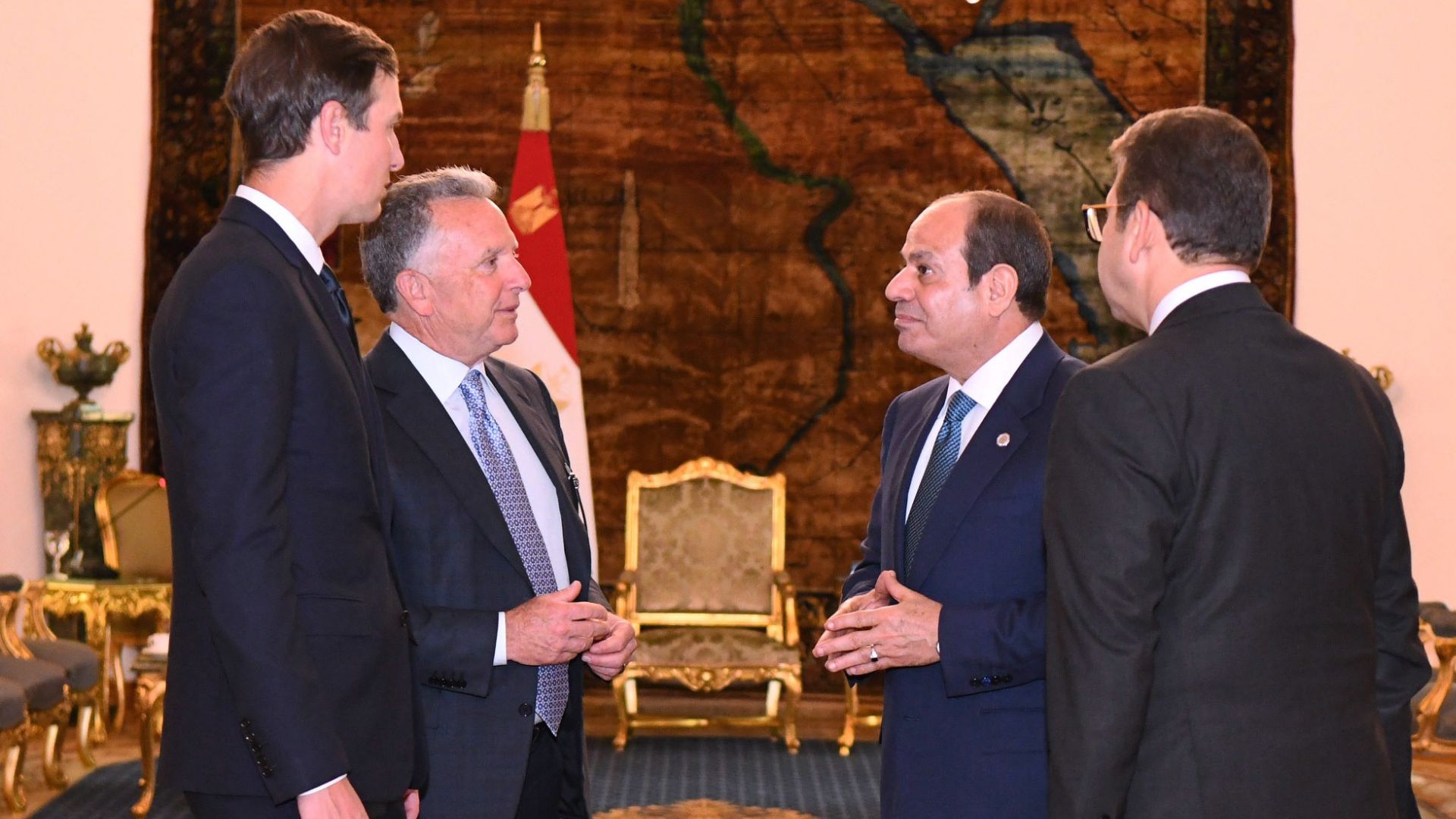 Egyptský prezident Abdal Fattáh Sísí (druhý sprava), osobitný vyslanec USA pre Blízky východ Steve Witkoff (druhý zľava) a Jared Kushner, zať amerického prezidenta Donalda Trumpa diskutujú počas stretnutia v egyptskom letovisku Šarm aš-Šajch