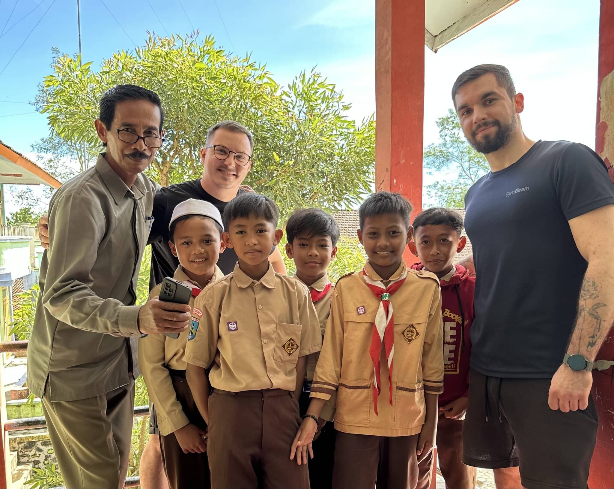 na snímke sú deti, indonézia