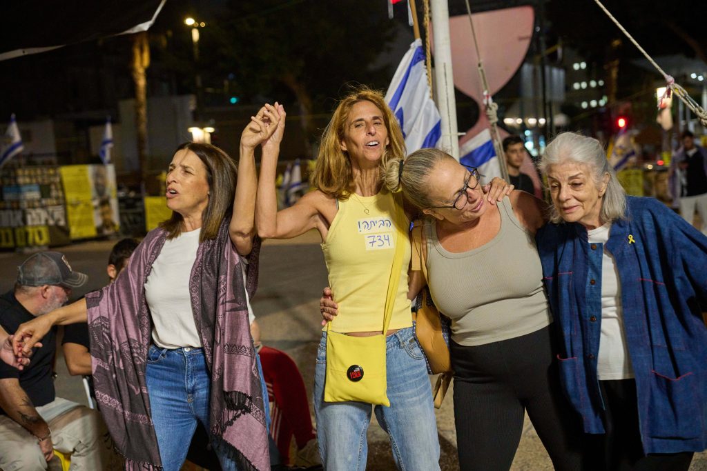 Na snímke príbuzní a podporovatelia izraelských rukojemníkov zadriavaných Hamasom v Pásme Gazy oslavujú po oznámení, e Izrael a Hamas sa dohodli na prvej fáze mierového plánu v Tel Avive v Izraeli vo tvrtok 9. októbra 2025. Palestínske militantné hnutie Hamas vo tvrtok potvrdilo, e dosiahlo dohodu o ukonèení vojny v Pásme Gazy s Izraelom. Amerického prezidenta