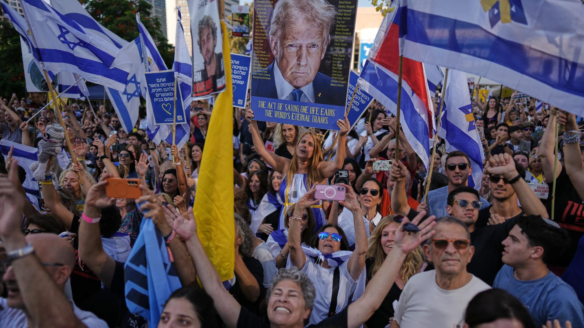 Ľudia reagujú, keď sa zhromaždili na námestí Hostages Square v Tel Avive v Izraeli v pondelok 13. októbra 2025, aby sledovali živé vysielanie prepustenia izraelských rukojemníkov z Gazy.