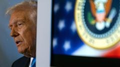 Na snímke americký prezident Donald Trump odpovedá na otázky novinárov na palube lietadla Air Force One, ktorým smeruje z Japonska do Južnej Kórey