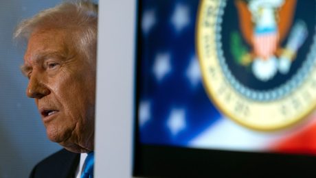 Na snímke americký prezident Donald Trump odpovedá na otázky novinárov na palube lietadla Air Force One, ktorým smeruje z Japonska do Južnej Kórey