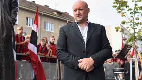 Na snímke majiteľ Spartaka Trnava Vladimír Poór počas slávnostného odhaľovania sochy bývalého tnavského futbalistu a trénera Antona Malatinského v Trnave v piatok 19. augusta 2016.