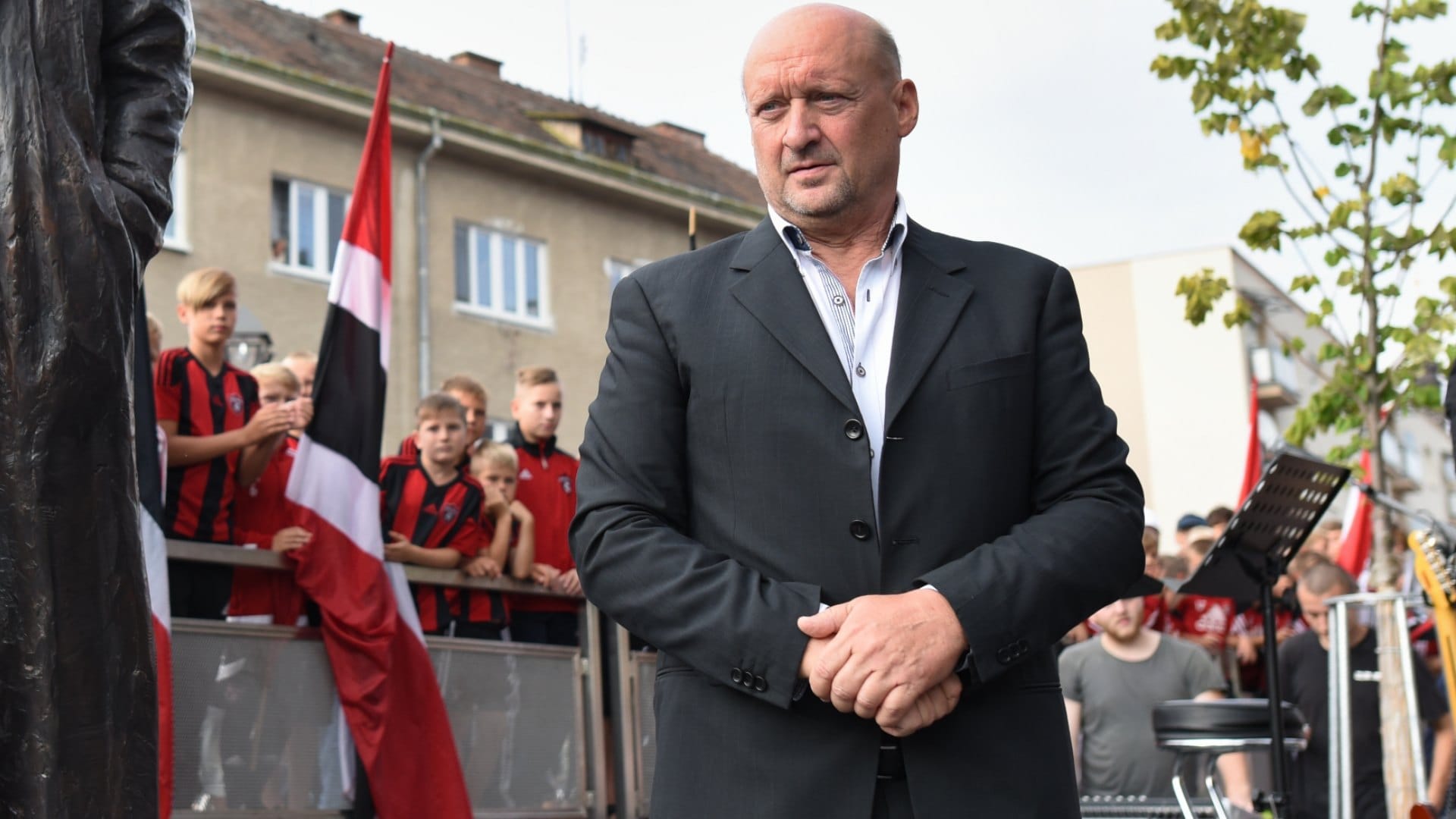 Na snímke majiteľ Spartaka Trnava Vladimír Poór počas slávnostného odhaľovania sochy bývalého tnavského futbalistu a trénera Antona Malatinského v Trnave v piatok 19. augusta 2016.