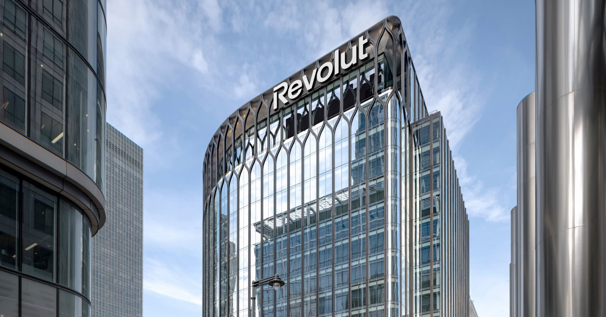 na snimke je revolution nehnutelnosti