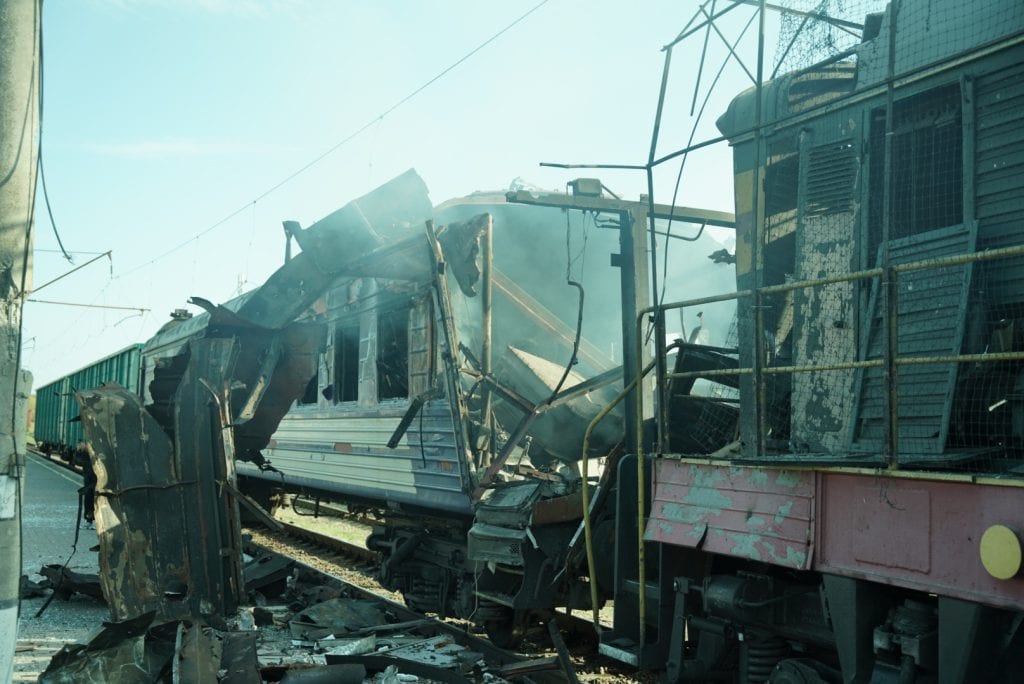 Na snímke osobný vlak horí po ruskom dronovom útoku v ukrajinskom meste Šostka