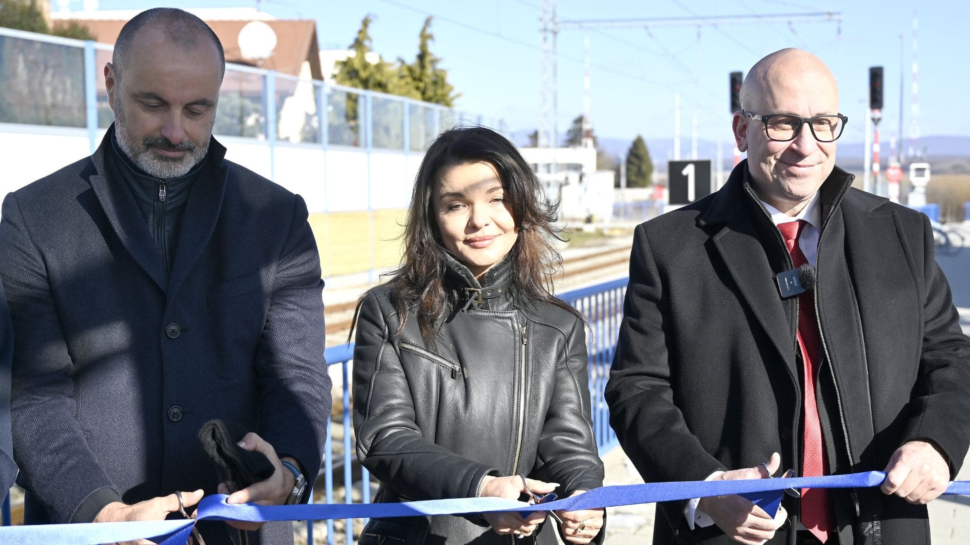 Na snímke zľava generálny riaditeľ Železníc Slovenskej republiky (ŽSR) Alexander Sako, štátna tajomníčka ministerstva dopravy SR Denisa Žiláková a minister dopravy SR Jozef Ráž ml.