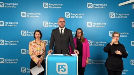 Opoziční poslanci bijú