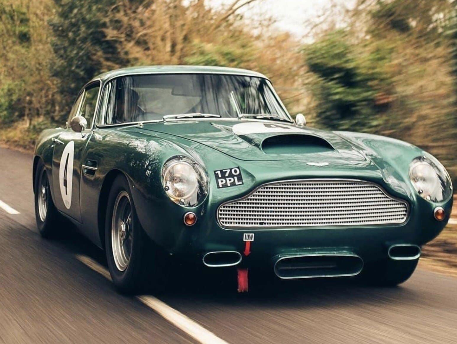 na snimke je automobil 1959 Aston Martin DB4 GT