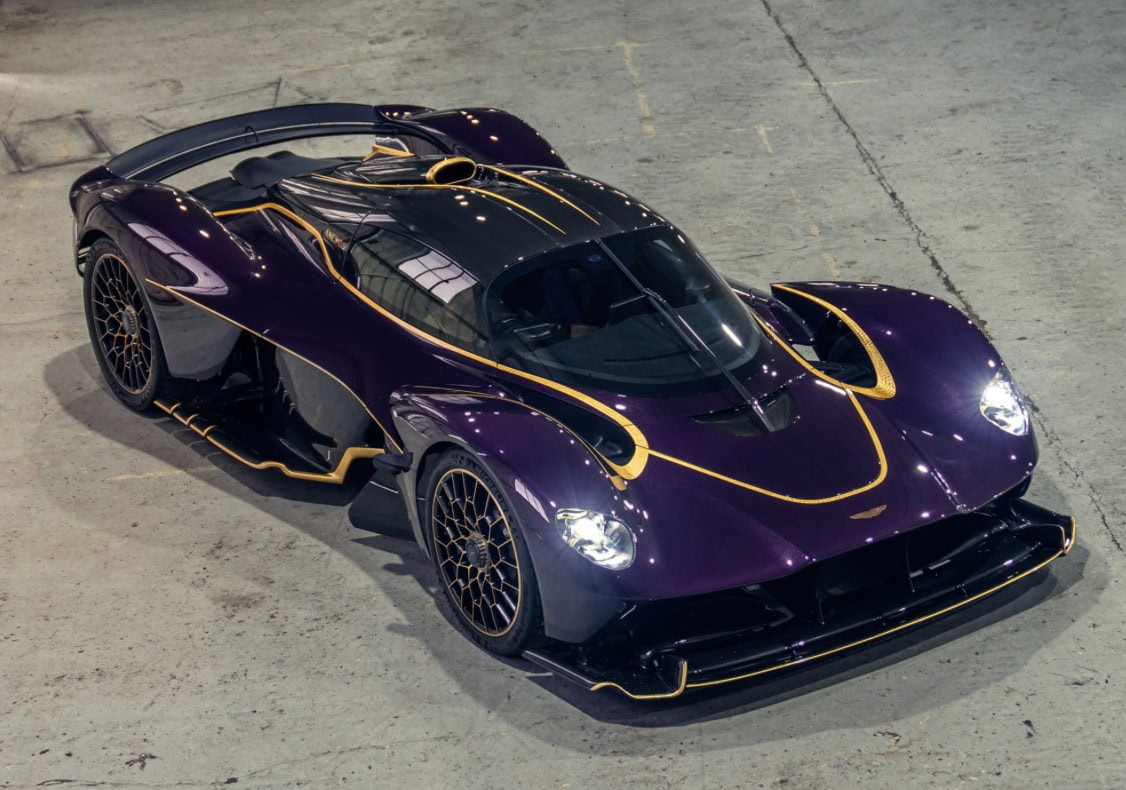 na snimke je moderny automobil