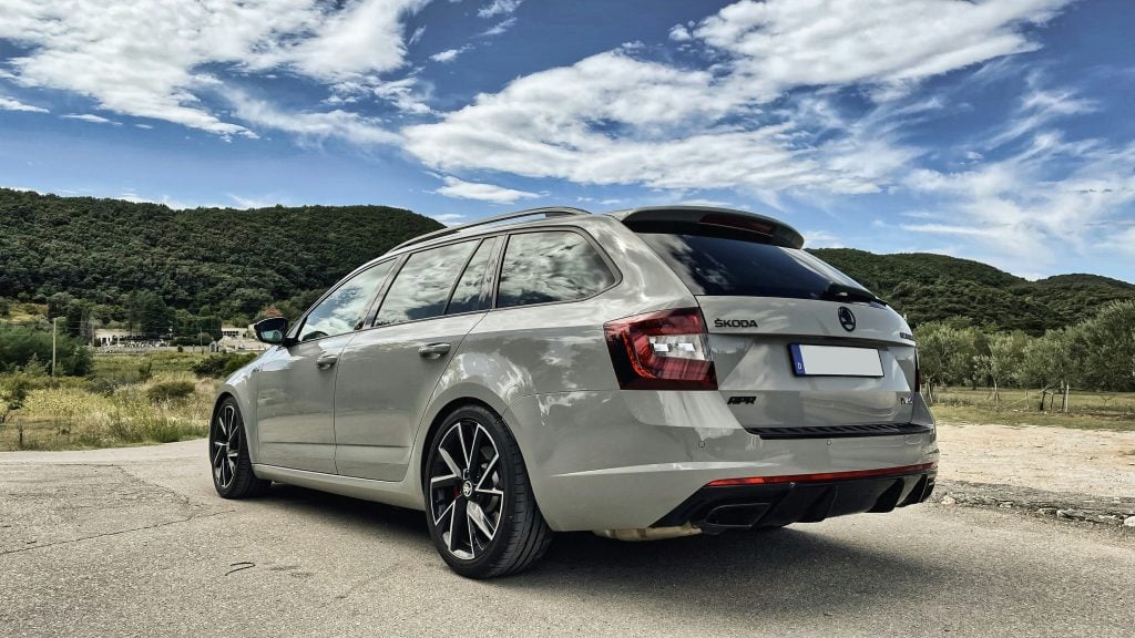 simon-rathgeb-hW4gnKBk4Uc-unsplash