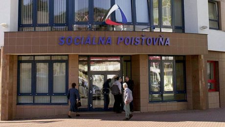 Ľudia vchádzajú do sociálnej poisťovne