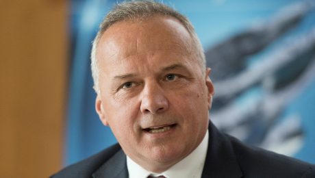 Na snímke predseda predstavenstva a prezident Matador Group, laureát Krištáľového krídla a predseda poroty v kategórii hospodárstvo Štefan Rosina počas tlačovej konferencie pri príležitosti osláv 20. výročia Krištáľového krídla 17. mája 2016 v Bratislave