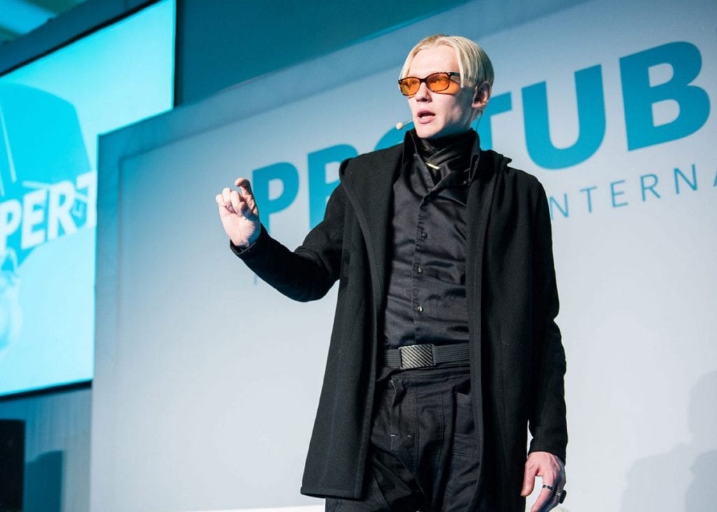 teemu-arina-speaking