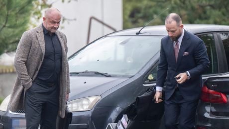 Na snímke vľavo obžalovaný Norbert B. prichádza na súdne pojednávanie na Špecializovaný trestný súd (ŠTS) v Pezinku v kauze "poskytnutia 50.000 -eurového úplatku" 22. októbra 2025.