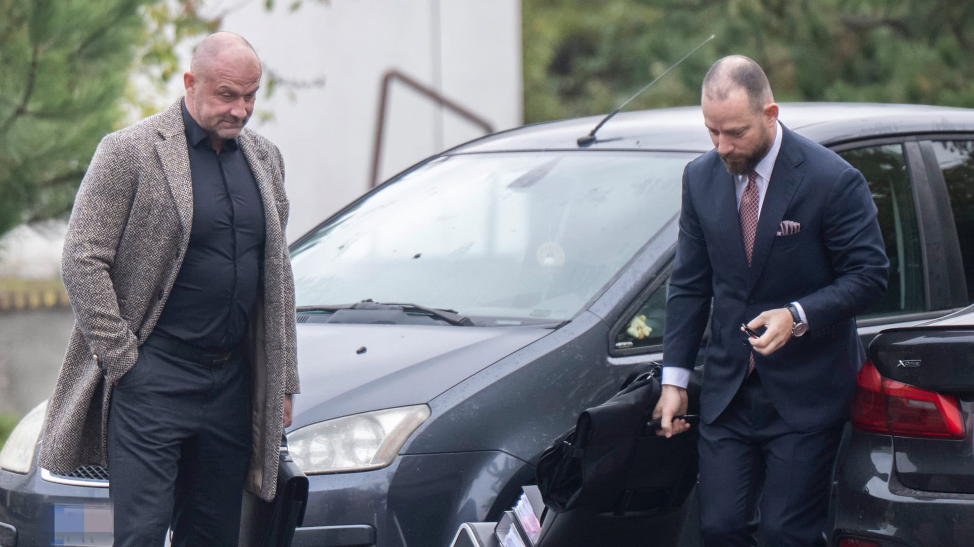 Na snímke vľavo obžalovaný Norbert B. prichádza na súdne pojednávanie na Špecializovaný trestný súd (ŠTS) v Pezinku v kauze 