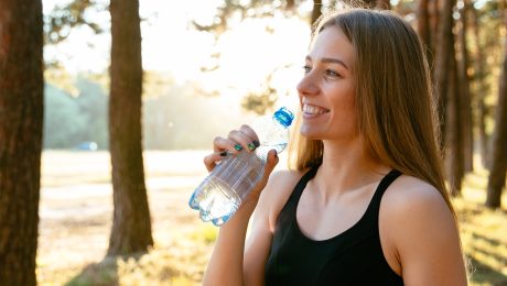 voda, žena, minerálka