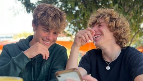 Mladí ľudia s mobilom