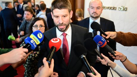 NAŽIVO: Líder PS Šimečka predstavuje tieňovú vládu. Toto je „tím zmeny“