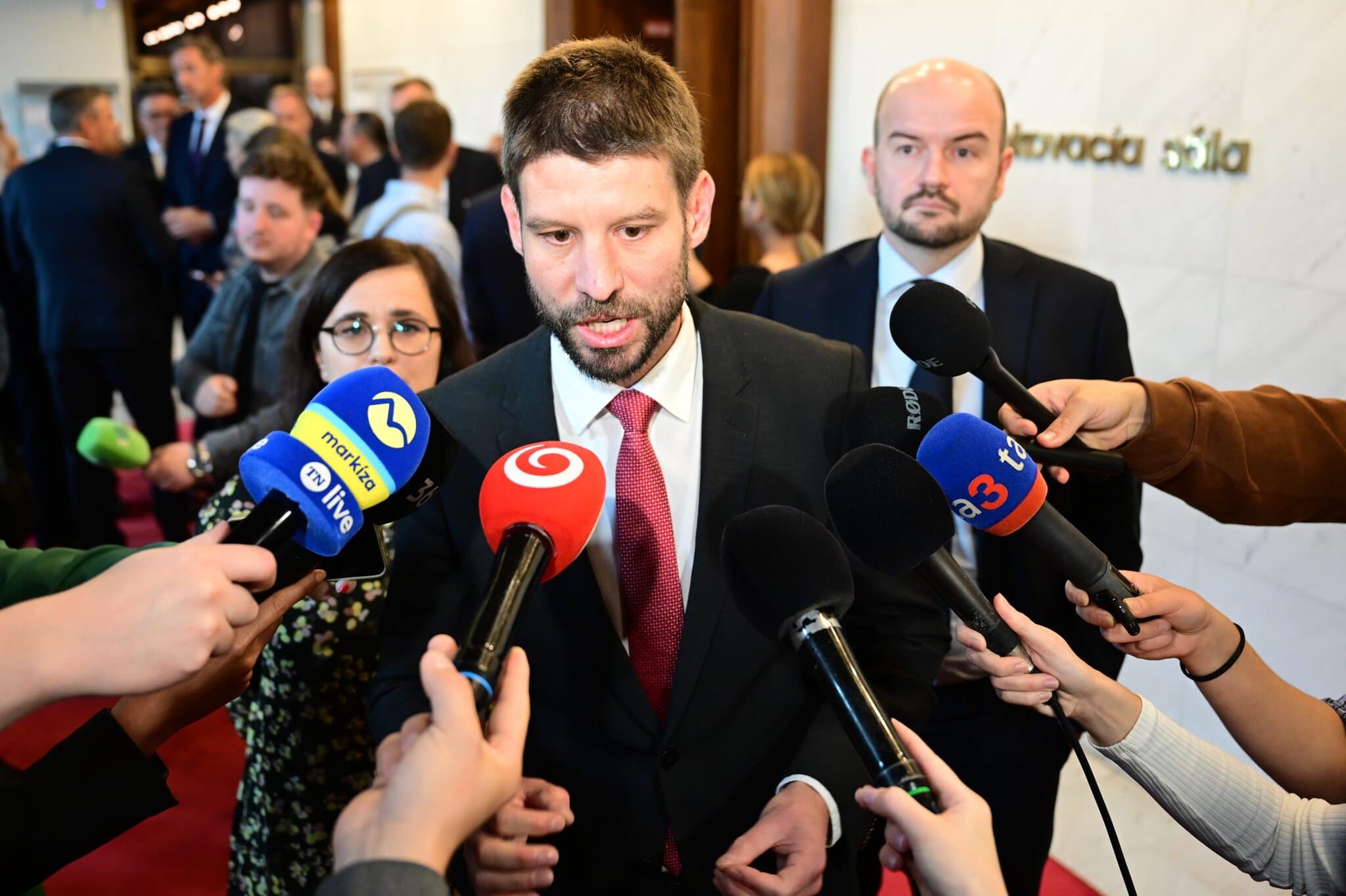 NAŽIVO: Líder PS Šimečka predstavuje tieňovú vládu. Toto je „tím zmeny“