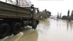 Extrémny dážď paralyzuje letisko. Zasahujú hasiči, platí 3. stupeň povodňovej aktivity