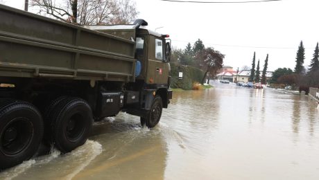 Extrémny dážď paralyzuje letisko. Zasahujú hasiči, platí 3. stupeň povodňovej aktivity