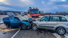 Vážna nehoda na východe Slovenska. Hlásia 7 zranených, cesta je úplne uzavretá