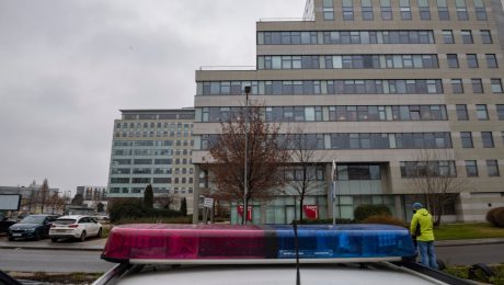 Stretnutie s modernou mestskou infraštruktúrou a policajné vozidlo v centre mesta, správne informácie pre obyvateľov.