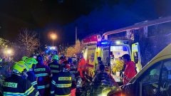 Zrážka vlakov pri Pezinku: Riaditeľ ŽSR prezradil pravdepodobnú príčinu nehody, obete na životoch nehlásia (VIDEO)