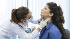 Škriabe ťa v hrdle a cítiš, že na teba niečo lezie? Čaj ani zázvor virózu nezastavia