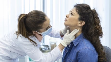 Škriabe ťa v hrdle a cítiš, že na teba niečo lezie? Čaj ani zázvor virózu nezastavia