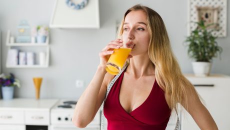 Šťava z obľúbeného ovocia „prepisuje“ tisíce génov. Útok na tukové zásoby a zápal sa mení podľa hmotnosti