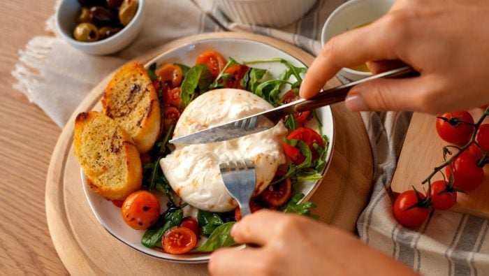 Dietológ by ti ho vyhodil z taniera. Expert odhalil druh syra, ktorý môže znížiť riziko rakoviny hrubého čreva